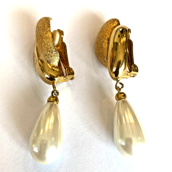 Signed Marvella Clip On Earrings Elegant Textured Goldtone & Faux Pearl Teardrop - Picture 1 of 6